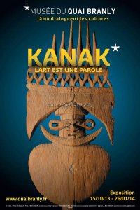 Affiche de l'exposition : Kanak, l'art est une parole. © musée du quai Branly. Exposition réalisée grâce au mécénat de Eramet, Société Le Nickel, Fondation BNP Paribas et Fonds Handicap et Société par Intégrance. 