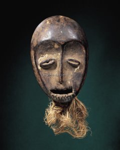 Masque. Bois, kaolin et fibres. H. : 27,3 cm. © Fowler Museum at UCLA ; Private Coll., Los Angeles.