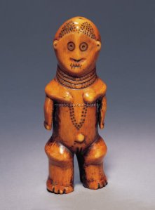 Figurine anthropomorphe. Ivoire. H. : 14 cm.© Fowler Museum at UCLA ; Private Coll., Los Angeles.