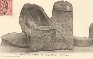 « 40 — Nouvelle-Calédonie – Sarcophage canaque – Pierres gravées » L. B. F. [Louis Ballande et fils] Simi-Bromure A. Breger frères, 9, rue Thénard, Paris. 8,9 x 13,9 cm. En 1863, l’armateur Armand Ballande, originaire de Bordeaux, voit ses premiers navires accoster à Port-de-France (Nouméa). En 1887, son fils Louis obtient le marché du Ministère de la Marine et des Colonies pour approvisionner la colonie. Cet ossuaire a été acquis en 1910 par l’Australian Natural History Museum de Sydney. Il aurait été collecté dans la région du mont Aubias [Wébias], groupe installé au pied du mont Panié, à proximité de Hienghène. Tout en s’appuyant sur une tradition ancienne, ces rares objets — trois autres sont répertoriés (Musée de Nouméa, Musée du quai Branly et Musée d’art et d’histoire de Pithiviers) —, inspirés des cercueils européens, étaient destinés à recueillir les os des défunts. Ils sont construits à partir de chambranles sculptés destinés à orner les côtés de la porte des grandes cases. 