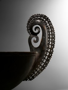 Détail d’une anse d’une coupe cérémonielle, îles de l’Amirauté. Bois et pâte de noix de parinarium. L. : 114 cm. Coll. privée, Australie. 