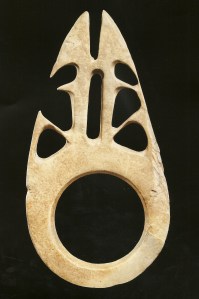 Barava orné de deux ancêtres accroupis dos à dos, coquillage. H. : 21,1 cm. © Galerie Meyer, Paris.