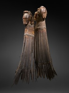 Deux charmes de guerre, îles de l’Amirauté. Bois, plumes de frégate, fibres et pâte de noix de parinarium. H. : 48 et 49 cm. Ex-coll. Carel Groenevelt, Rotterdam ; Lode Van Rijn, galerie Khepri, Amsterdam ; Ernst Heinrich, Bad Cannstatt, Allemagne. 