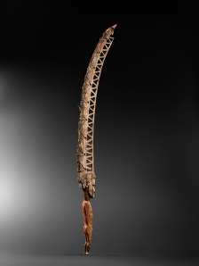 Figure de divinité, îles Hermit. Bois, cordage en fibres de coco, pétioles de feuilles, fibres et pigments. H. : 116 cm. Collectée entre 1887 et 1897 par le capitaine français Jean-Marie Dano. 