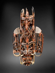 Masque de danse composite, Nouvelle-Irlande. Bois, fibres, opercule de Turbo petholatus et pigments. H. : 76 cm. Ex-coll. Museum Umlauff, 1882, Hambourg ; Julius Konietzko, Hambourg. 