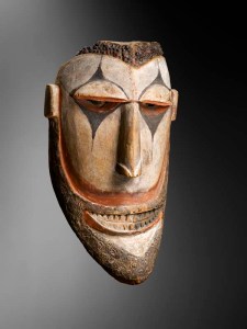 Masque de danse, sud de la Nouvelle-Irlande. Bois, opercules de Turbo Petholatus, pâte adhésive, graines d’Abrus precatorius et pigments. H. : 37 cm. Collection privée, Newcastle, Angleterre ; Chris et Anna Thorpe, Sydney.  