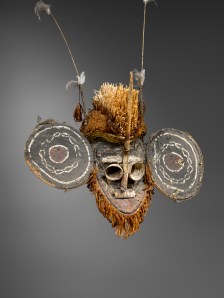 Masque de danse, île Lihir, nord de la Nouvelle-Irlande. Bois, fibres, matériaux spongieux marins, raphia, courge, plumes, chaux et pigments. H. : 140 cm. Coll. Alain de Monbrison, Paris. 
