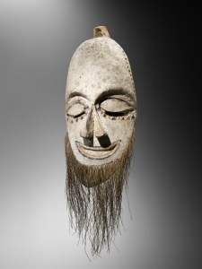 Masque de danse, Tolai, Nouvelle-Bretagne. Bois, fibres, chaux et pigments. H. : 44 cm. Collecté par Richard Parkinson. Ex-coll. du Linden Museum, Stuttgart, étiquette manuscrite « Gaz. H. J. Parkinson » ; Dr Paul Asenbaum, Vienne. 