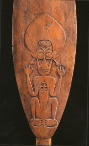 Détail d’une pagaie cérémonielle ornée d’un esprit kokorra, Buka ou Bougainville. H. : 170 cm. © Galerie Meyer, Paris.