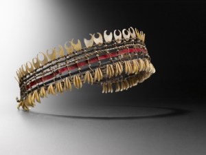 Parure de tête, Tolai, Nouvelle-Bretagne. Coquillages nautilus découpés, dents de couscous et fibres. Ø : 39 cm.  Ex-coll. du Dr Herbert Tischner, Hambourg ; Thérèse et Frits Lemaire, Amsterdam. 