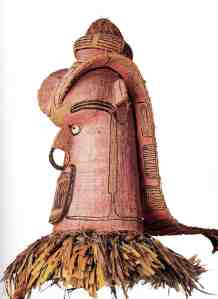 Masque de danse sisiu, Sulka, Nouvelle-Bretagne, vers 1900. Moelle végétale, fibres, rotin, pigments et plumes. H. : 90 cm. © Ethnologisches Museum, Berlin, Inv. No. VI 30.850.  Photo A. Dreyer.