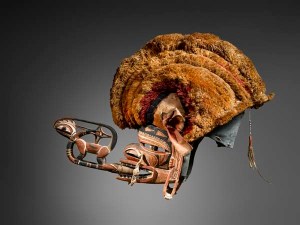 Masque de danse tatuana avec parure bucale. Bois, fibres, opercules de Turbo petholatus, tissu européen, perles de verre et pigments. H. : 56 cm. Collecté par le Dr Lautenbach dans le village de Ungalubu, Nouvelle-Hannovre. Ex-coll. Lemaire, Amsterdam ; Museum voor Land en Volkenkunde, Rotterdam. 