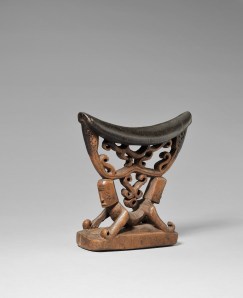 Appui-nuque composé de deux figures korwar sculptées dos à dos et d’entrelacs placés au centre, Baie de Geelvink (Teluk Cenderawasih), Nouvelle-Guinée occidentale (sous souveraineté indonésienne). Les demi-figures soutenant la barre d’appui représentent des ancêtres censés protéger l’utilisateur pendant son sommeil. Bois. H. : 15 cm. Offert aux MRAH en 1885 par un membre de la famille Van Renesse van Duivenbode. Acquis des MRAH par voie d’échange en 1979. © MRAC. Inv. EO.1979.1.1116.