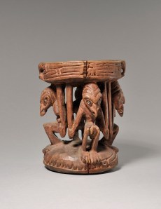 Appui-tête, région du bas Sepik. Les quatre ancêtres soutenant l’appui protégeaient son propriétaire des dangereux esprits nocturnes. Bois, pigments, fibres et perles de coquillage. H. : 17,5 cm. Acheté par les MRAH à Marcel Dumoulin en 1948. Acquis des MRAH par voie d’échange en 1979. © MRAC. Inv. 1979.1.1314.