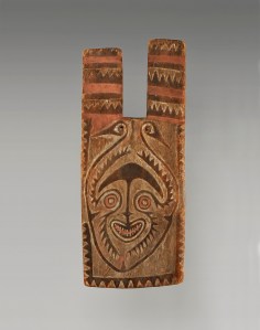 Bouclier d’archer, Elema, golfe Papou. Ce type de bouclier servait à protéger les archers. Bois et pigments. H. : 90 cm. Acheté par les MRAH à Toussaint en 1949. Acquis des MRAH par voie d’échange en 1979. © MRAC. Inv. EO.1979.1.1205.