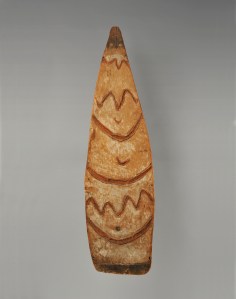 Bouclier de guerre, Asmat, Irian Jaya, Nouvelle-Guinée occidentale (sous souveraineté indonésienne). Ces boucliers étaient sculptés à l’occasion de fêtes, préludes à une expédition de chasse à la tête. En général, les motifs peints en rouge — allusion au sang des victimes — ornant ces boucliers, avaient pour fonction d’effrayer l’ennemi et le persuader que son propriétaire possédait les pouvoirs surnaturels transmis par l’ancêtre dont le bouclier portait le nom. Ils étaient également utilisés lors d’un décès soudain et inexpliqué pour chasser les mauvais esprits. Objets précieux, ils étaient hérités de père en fils. Bois et pigments. H. : 148,5 cm. Collecté en 1012 par le Père Joseph Viegen ; ex-coll. de la mission du Sacré Cœur de Jésus, Tilburg, Pays-Bas. Acquis de Jeanne Walschot en 1968. © MRAC. Inv. EO.1968.22.2.