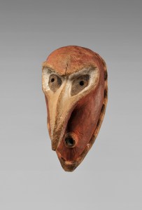 Masque de danse, région côtière du Sepik, fleuve Ramu. Ce type de masque, incarnation de l’esprit d’un ancêtre, fait partie d’un petit nombre d’exemplaires collectés dans le village de Watam. Bois et pigments. Achat des MRAH à Gustave (Guillaume) De Hondt en 1943. Acquis des MRAH par voie d’échange en 1979. H. : 39 cm. © MRAC. Inv. EO.1979.1.1295.