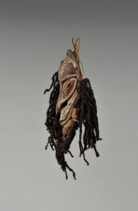 Masquette, région du bas Sepik. Par sa dimension, ce petit masque avait probablement un usage domestique. Ils étaient souvent fixés à un sac ou à un objet personnel ou encore utilisé comme ornement de coiffure ou encore comme pectoral. La présence de cheveux humains indique qu’il était chargé d’une grande puissance. Bois, cheveux humains, fibre, rotin et pigments. H. : 21,2 cm. Offert par Henri Lavachery, en 1932, aux MRAH. Acquis des MRAH par voie d’échange en 1979. © MRAC. Inv. EO.1979.1.1297.