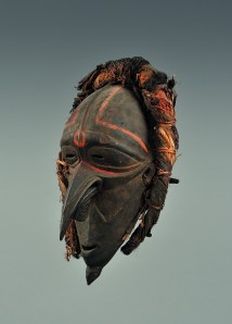 Masque de danse, île Wogeo, région côtière du Sepik. Bois, fibres de liber, rotin, cheveux humains et pigments. H. : 37,5 cm. Acquis par voie d’échange avant 1970. © MRAC. Inv. EO.1970.98.1.