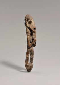 Figurine représentant un ancêtre, région du bas Sepik. Bois, fibres et pigments. H. : 29 cm. Offerte par Henri Lavachery aux MRAH. Acquise des MRAH par voie d’échange en 1979. © MRAC. Inv. 1979.1.1305.