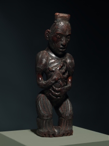 Figure d’ancêtre attribuée à Raharuhi Rukupo, Maori, région de Manutuke, près de Gisborne, côte Est de l’île du Nord, Aotearoa (Nouvelle-Zélande), Polynésie du Sud, XIXe siècle. Bois. H. : 79,7 cm. © National Gallery of Australia, Canberra, 1981.1084.