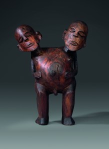 Personnage à deux têtes, Tahiti, îles de la Société, Polynésie Centrale, début du XIXe siècle. Bois. Dim. : 59 x 43 x 20 cm. © The Trustees of the British Museum, Londres, Oc.1955.10.1. Tous droits réservés. 