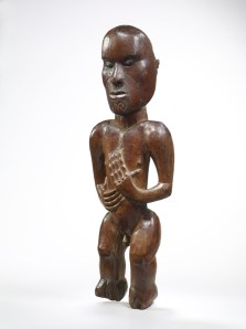 Figure d'ancêtre de fronton de maison de réunion, style Gisborne, Maori, Nouvelle-Zélande (objet non exposé). Bois. H. : 43,2 cm. © Musée du quai Branly, 72.1983.4.1. Photo : Claude Germain.