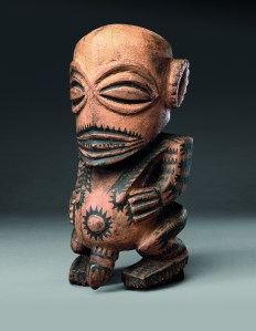 Dieu des pêcheurs ou oramatua, Rarotonga, îles Cook, Polynésie centrale. Fin du XVIIIe siècle ou début du XIXe siècle. Cette statue est l’une des rares représentations du dieu des pêcheurs. La tête hypertrophiée repose directement sur les épaules et le corps est peint de motifs de tatouage. Bois et pigment noir. Dim. : 33 x 15,5 x 14 cm. © The Trustees of the British Museum, Londres, OC.9866. Tous droits réservés.