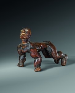 Figure appelée maee, Hawaii, Polynésie du Nord. Servant sans doute de siège ou de plateau sur lequel on disposait des bols et représentant soit un dieu soit un danseur de hula. D’une remarquable force plastique, cette figure pouvant tenir debout sur ses deux jambes. Créée avant mars 1779. Collectée à Hale o Keawe par Lord George Anson Byron, 1825. Bois, coquillages, cheveux et dents. H. : 66 cm. © The Trustees of the British Museum, Londres, OC.1657. Tous droits réservés.