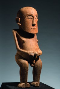 Figure masculine ti’i, Tahiti, îles de la Société, Polynésie Centrale, XVIIIe siècle  ou antérieur. Bois. Dim. : 58,4 x 19,1 x 15,2 cm. © Bishop Museum, Honolulu, C.3132. Photo Dave Franzen.