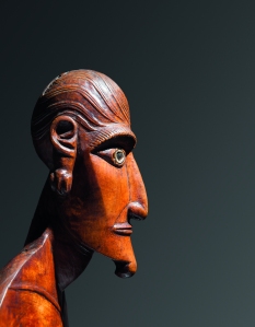 Figure féminine moai papa (détail), Rapa Nui (île de Pâques), Polynésie de l’Est. Probablement début du XIXe siècle. Bois, os et obsidienne. H. : 64 cm. © Otago Museum, Dunedin, Nouvelle-Zélande, O 50.051.1.