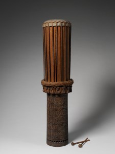 Tambour, Raivavae, îles Australes, Polynésie Centrale (objet non exposé). La peau est tendue à l’aide d’un réseau de laçage sur une caisse de résonance cylindrique se terminant en un socle ajouré. Bois, peau de poisson et fibre de coco tressée. H. : 124. Ø 22 cm. © Musée du quai Branly. Inv. : 72.84.367.1. Photo Patrick Gries.