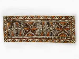 Étoffe d’écorce au décor géométrique ocre et noir, verni, en liber battu, Samoa (?), Polynésie (objet non exposé). Dim. : 92,5 x 35 x 0,5 cm. © Musée du quai Branly, 71.1985.75.2. Photo Claude Germain.