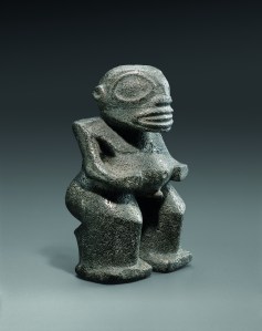 Tiki, îles Marquises, Polynésie centrale. Fin du XVIIIe-début du XIXe siècle. Ce petit tiki masculin est percé d'un trou, à l'arrière de la tête, ce qui semble indiquer qu’il était destiné à être suspendu. Pierre volcanique. H. : 15,1 cm. Ex-coll. du Louvre, 1851, puis musée d’Ethnographie du Trocadéro, 1887. © Musée du quai Branly. Inv. 71.1887.50.1.