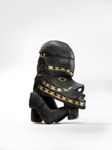 Figure de proue, lagon de Morovo ( ?), îles de Nouvelle-Géorgie. Bois teinté, nacre et résine. Dim. : 20 x 8,7 x 12,2 cm. © Musée du quai Branly. Don prince Roland Bonaparte. N° inv. : 71.1887.67.7. Photo C. Germain.