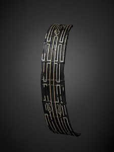 Bouclier de parade de forme oblongue, île de Santa Isabel, XIXe siècle. Écorce, incrustations de nacre, bambou, pâte de noix de parinarium. Dim. : 87,5 x 23 cm. © Musée du quai Branly ; ex-coll. Hunter. N° inv. : 70.2003.4.1. Photo P. Gries.