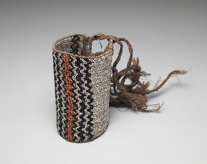 Brassard ou jambière, îles Salomon, XIXe-XXe siècle. Disques de coquillage et fibres. Dim. : 19,7 x 11,4 cm. © The Metropolitan Museum of Art ; Bequest of John B. Elliott, 1997. Inv. : 1999.47.134b.