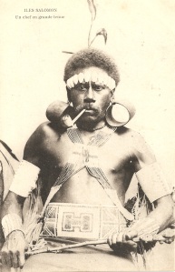 « Îles Salomon. Un chef en grande tenue ». Photographe inconnu. Carte postale. 8,9 x 14 cm.