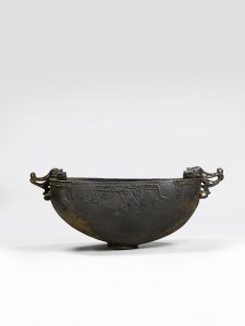 Bol cérémoniel, île Makira, îles Salomon. Milieu du XIXe siècle. Bois, incrustations de nacre et de coquillage. Dim. : 49 x 40 x 161 cm. © Musée du quai Branly, N° inv. : 72.84.341. Photo C. Germain.