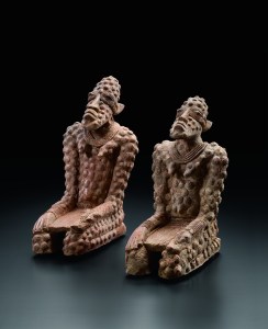 Figures agenouillées, la main gauche se terminant en tête de serpent. 1330-1530 ap. J.-C. Terre cuite. H. : 21,5 et 21 cm. © Coll. Kenis. Photo : F. Dehaen, Bruxelles.