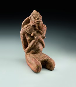 Figure féminine agenouillée, les bras croisés sur la poitrine. 950-1270 ap. J.-C. Terre cuite. H. : 35,5 cm. © Coll. PC. Photo P. de Formanoir, Bruxelles.