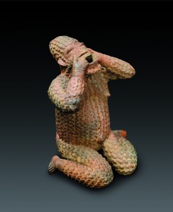 Figure assise couverte de serpents et la bouche béante. 1030-1270 ap. J.-C. Terre cuite. H. : 35 cm. © Coll. Blanpain. Photo A. Speltdoorn, Bruxelles.