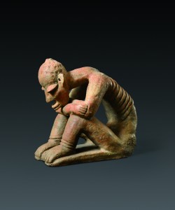 Figure assise, la tête posée sur les bras croisés. 1090-1350 ap. J.-C. Terre cuite. H. : 26,5 cm. © Coll. Blanpain. Photo A. Speltdoorn, Bruxelles.