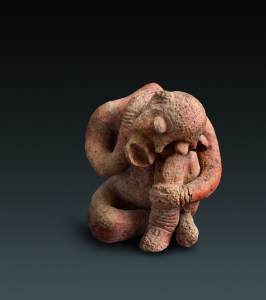 Figure assise, la tête reposant sur le genou gauche. 910-1390 ap. J.-C. Terre cuite. H. : 22 cm. © Coll. Blanpain. Photo A. Speltdoorn, Bruxelles.