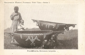 « Food Bowls, Solomon Islands. » Melanesian Mission Pictorial Post Card.—Series I. Photographe inconnu. Carte postale. 9 x 13,8 cm.