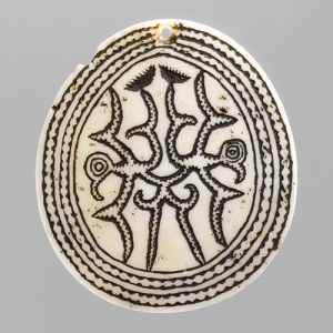 Pendentif (ulute ou papafita), XIXe-XXe siècle, Malaita, îles Salomon. Coquillage Tridacna et pigment. Ø : 6,4 cm. © The Metropolitan Museum of Art ; Bequest of John B. Elliott, 1997. Inv. : 1999.47.21.