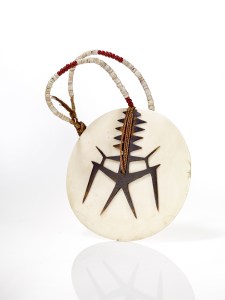 Pectoral kap-kap, île Santa Catalina ou Santa Ana, îles Salomon, XIXe-XXe siècle. Écaille de tortue, disque de bénitier fossile, perles de verre, dents de marsouin, graines et fibre. Dim. : 17,8 x 18,1 x 1,9 cm. © The Michael C. Rockefeller Memorial Collection ; Gift of Mr. and Mrs. John J. Klejman, 1961. Inv. : 1978.412.786.