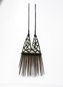 Peigne masculin, province de Makira-Ulawa, îles Salomon, XIXe siècle. Bois, coquillage, fibres végétales tressées, résine, pigment noir (suie). Dim. : 8,7 x 26,7 x 0,7 cm. © Musée du quai Branly. N° inv. : 71.1999.56.1. Photo C. Germain.