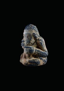 Pendentif anthropomorphe. Style classique I. 1490-1650 ap. J.-C. Terre cuite. H. : 11,4 cm. © New Haven, Yale University Art Gallery, The Charles B. Benenson Collection of African Art, 2006.51.114.