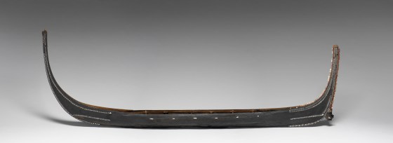 Pirogue funéraire, village de Sa’a, île Maramasike, province de Malaita, îles Salomon, milieu du XIXe siècle. Bois noirci, résine de noix de parinarium incrustations de nacre, tissu, graines, plumes, coquillages, fibres végétales et pigments. Dim. : 350 x 127 x 37 cm. © Musée du quai Branly. N° inv. : 72.1988.2.1. Photo P. Gries.